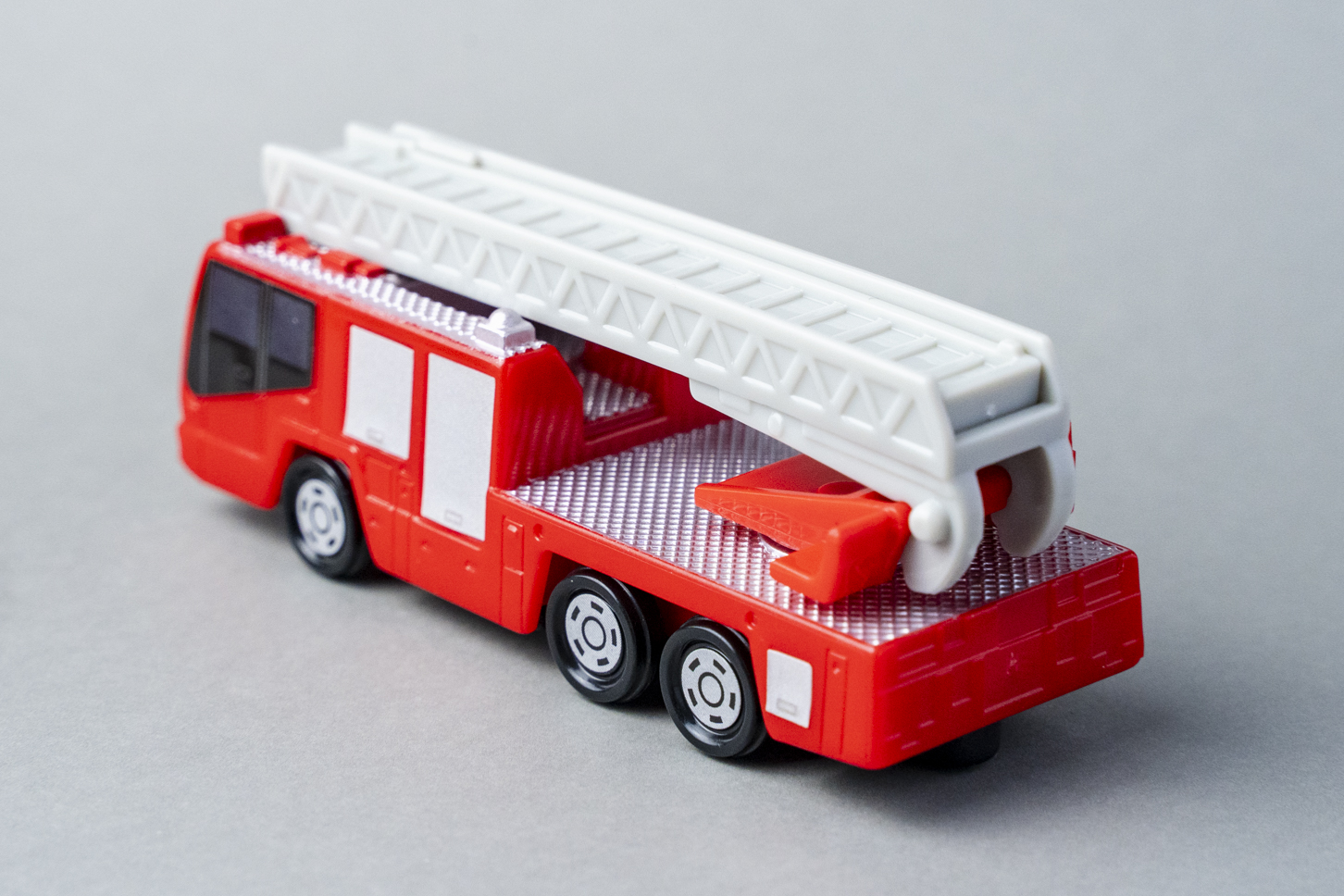 マクドナルド｜ハッピーセット｜トミカ｜日野はしご付消防車（モリタ・スーパージャイロラダー）｜斜め後ろ
