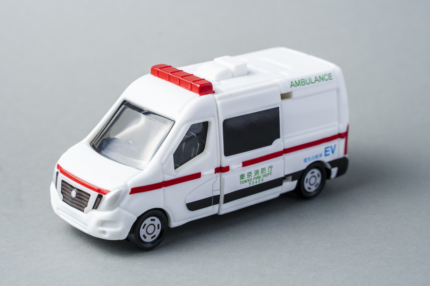 マクドナルド｜ハッピーセット｜トミカ｜日産・NV400 EV 救急車｜斜め前