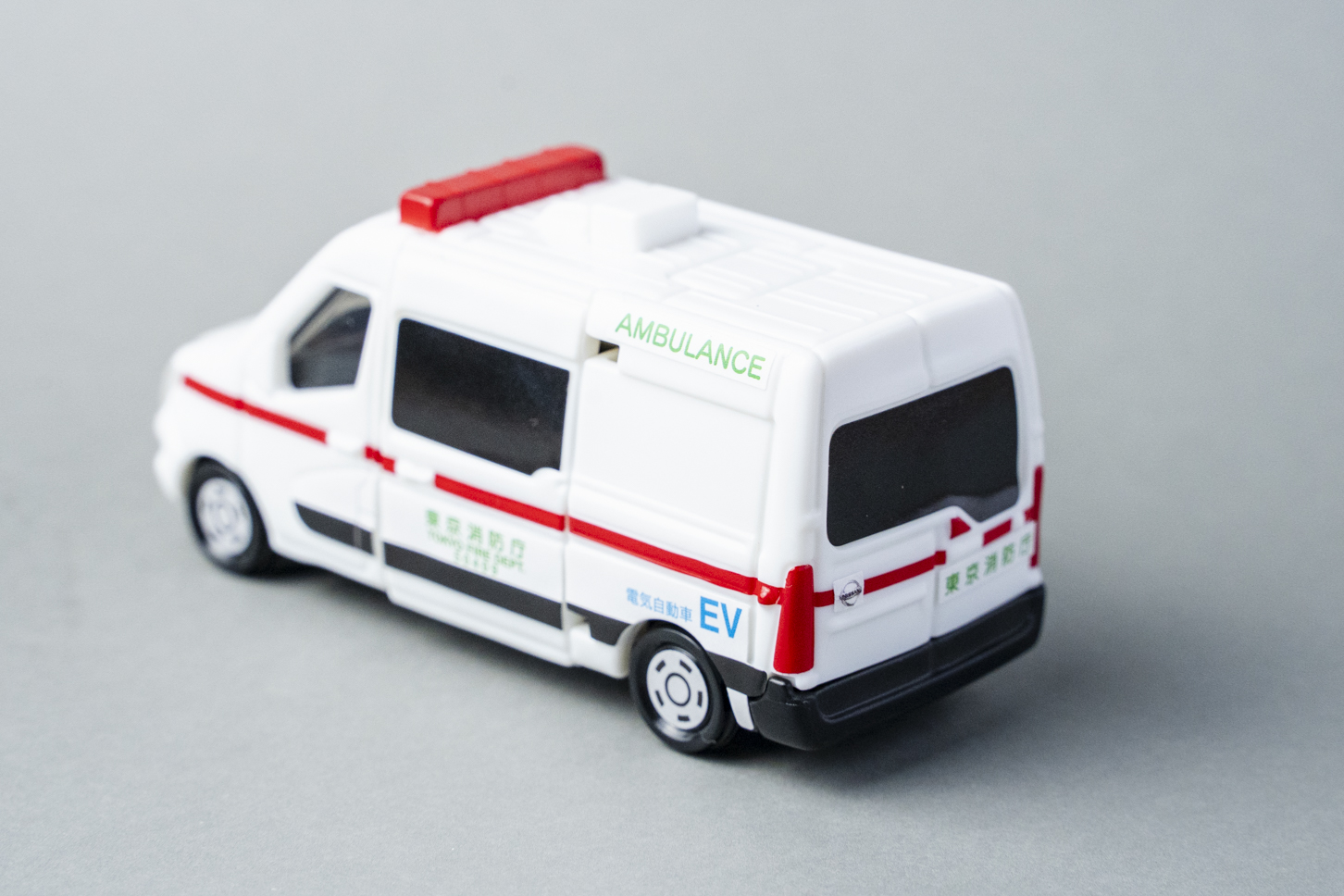 マクドナルド｜ハッピーセット｜トミカ｜日産・NV400 EV 救急車｜斜め後ろ