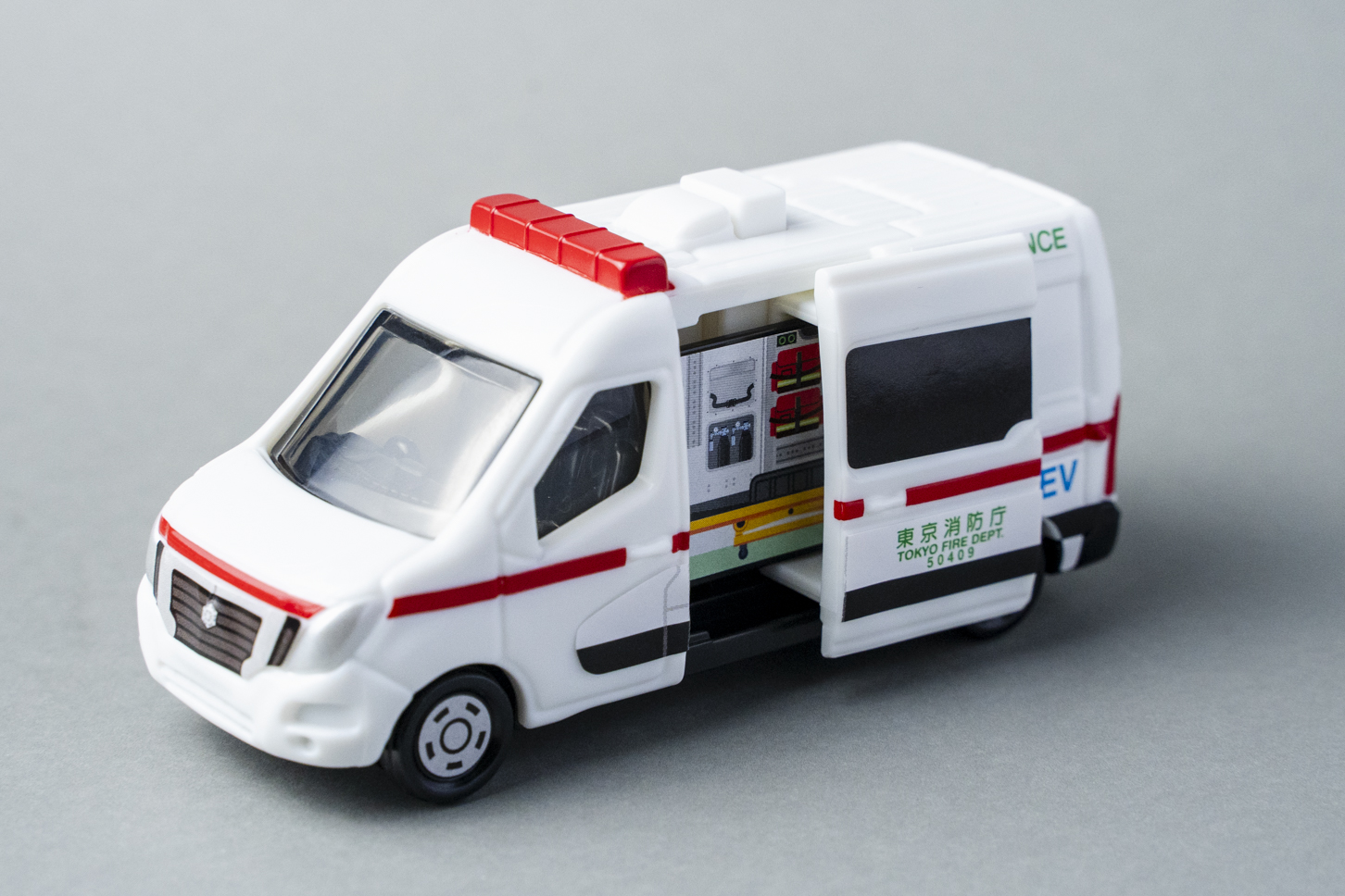 マクドナルド|ハッピーセット|トミカ|日産・NV400 EV 救急車|斜め前