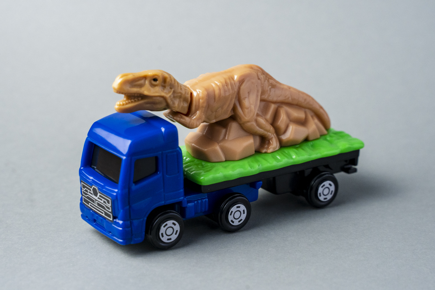 マクドナルド|ハッピーセット|トミカ|恐竜搬送車|斜め前