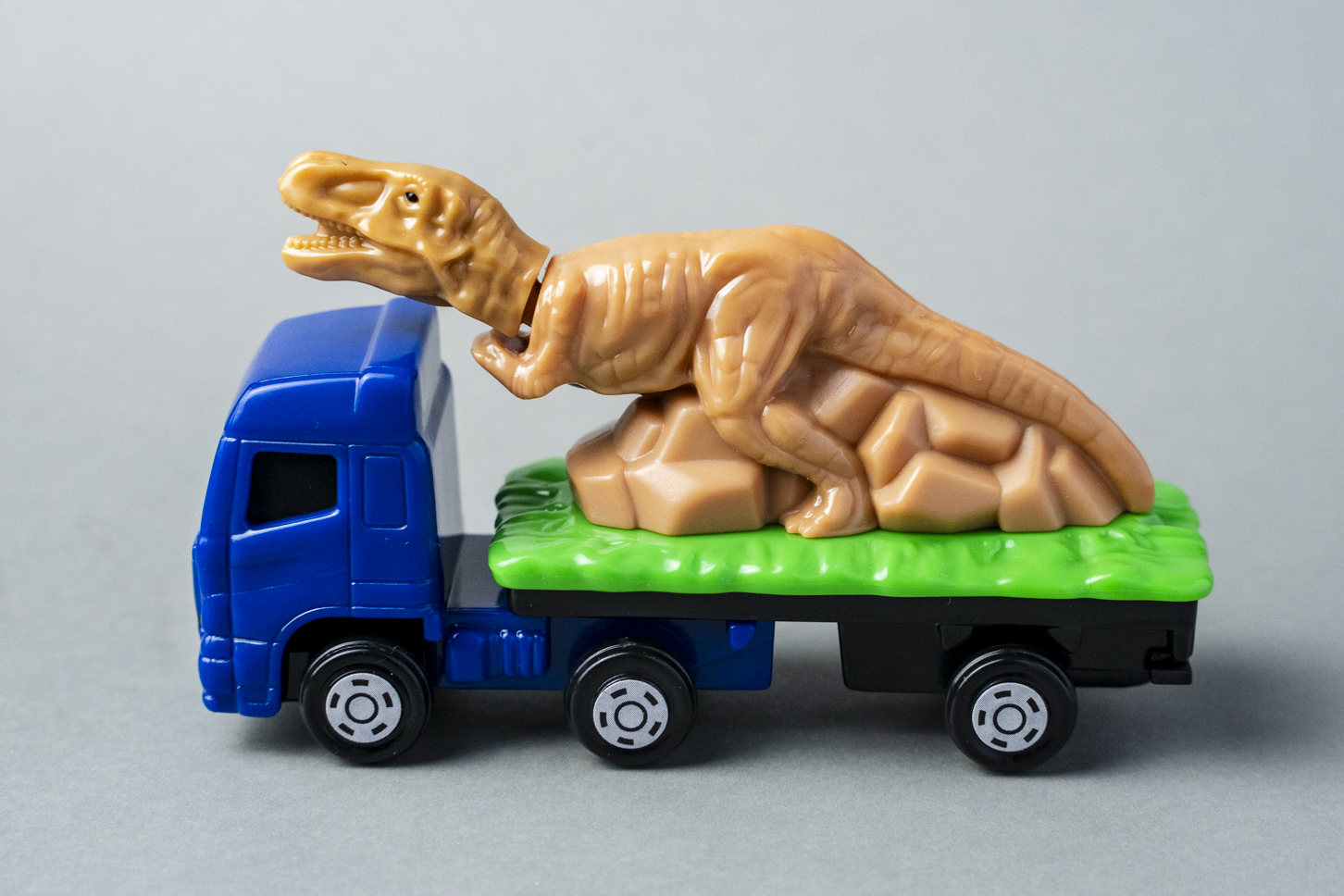 マクドナルド｜ハッピーセット｜トミカ｜恐竜搬送車｜横