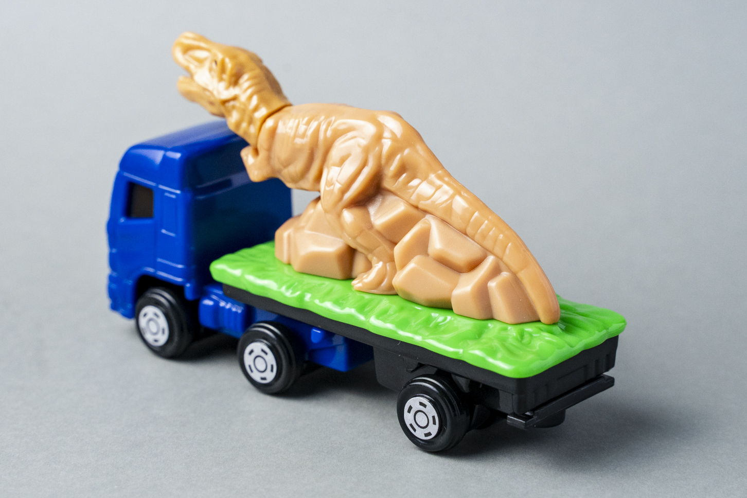 マクドナルド｜ハッピーセット｜トミカ｜恐竜搬送車｜斜め後ろ