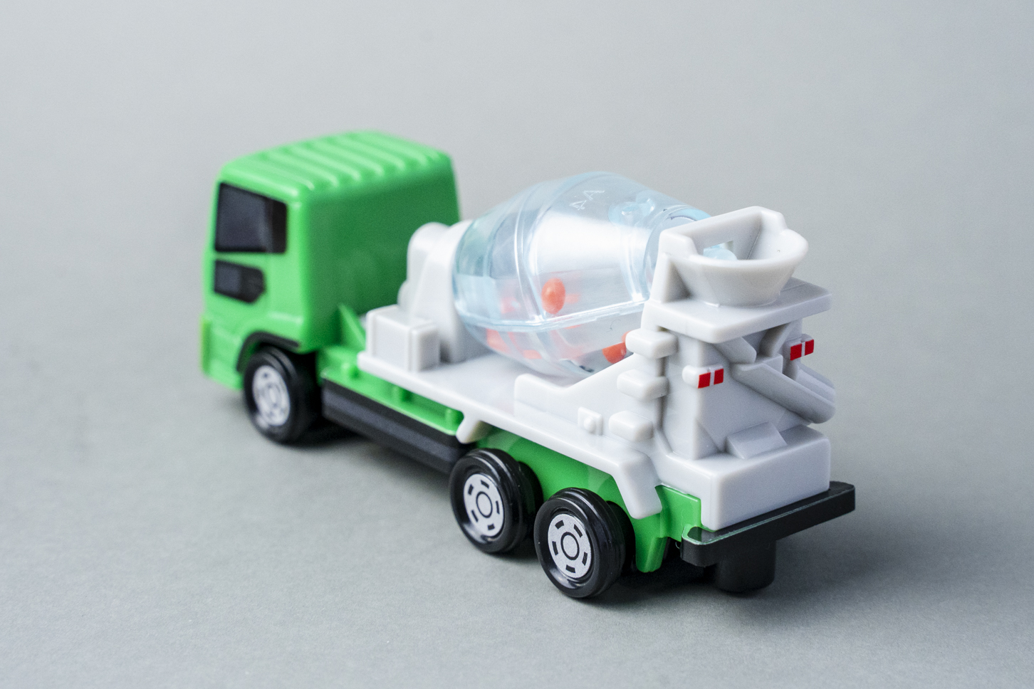 マクドナルド｜ハッピーセット｜トミカ｜UDトラックス・クオン ミキサー車｜斜め後ろ