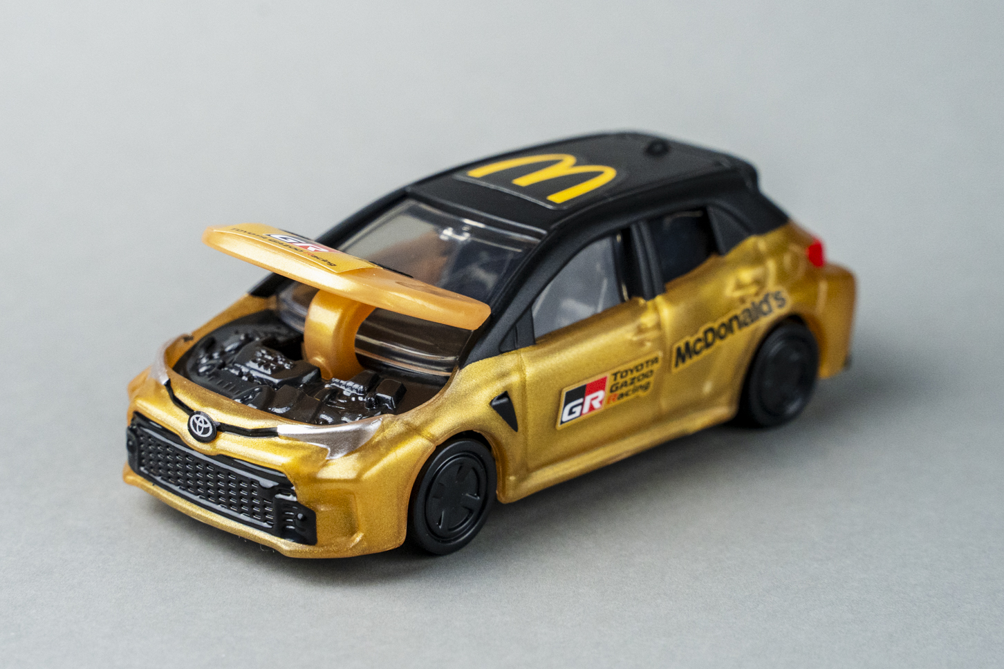 マクドナルド｜ハッピーセット｜トミカ｜トヨタ・GR カローラ ｜ボンネットが開く｜斜め前