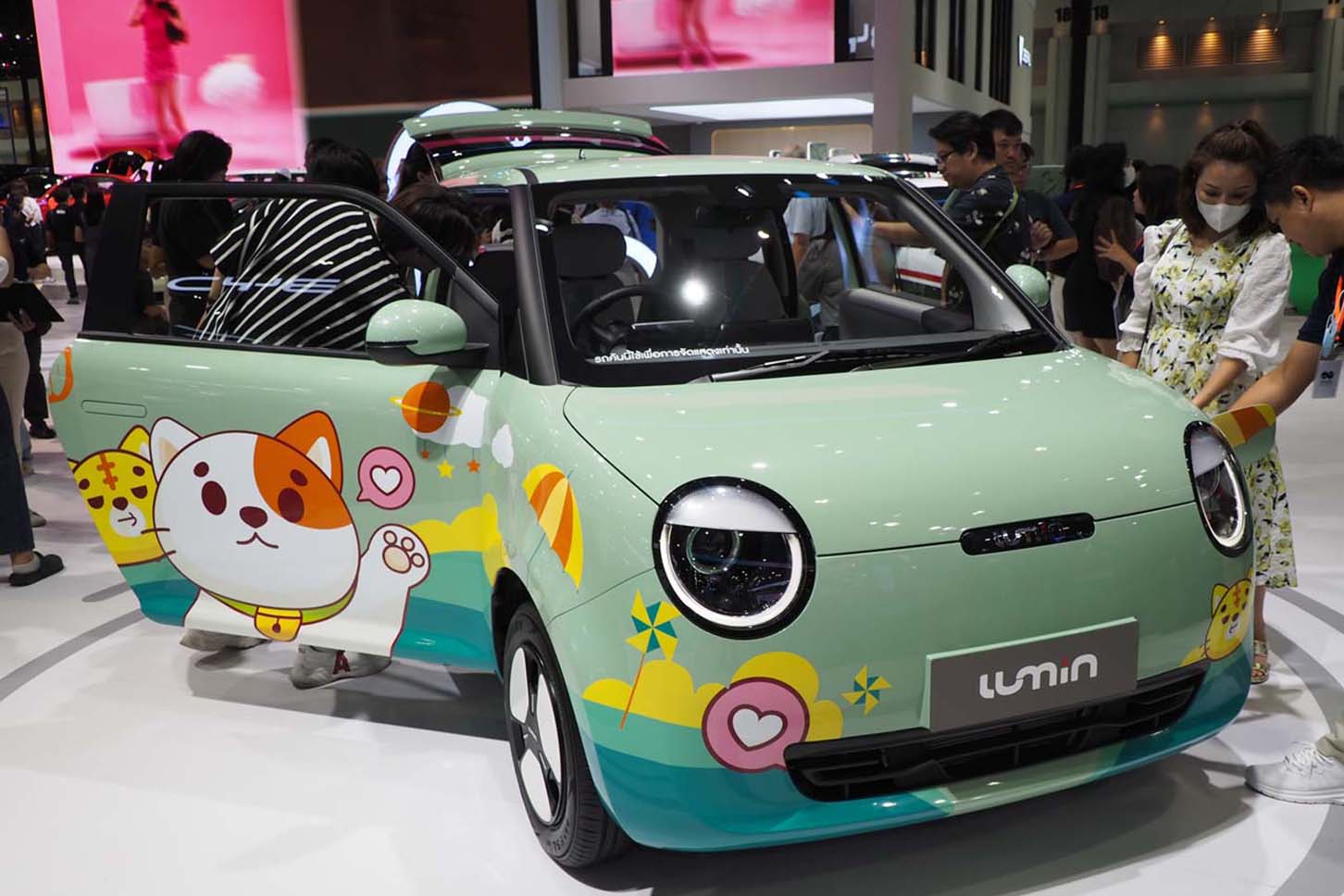 23年に参入した長安汽車は小型EV「LUMIN」を発表。航続距離は約300kmながら約48万バーツの低価格を実現した
