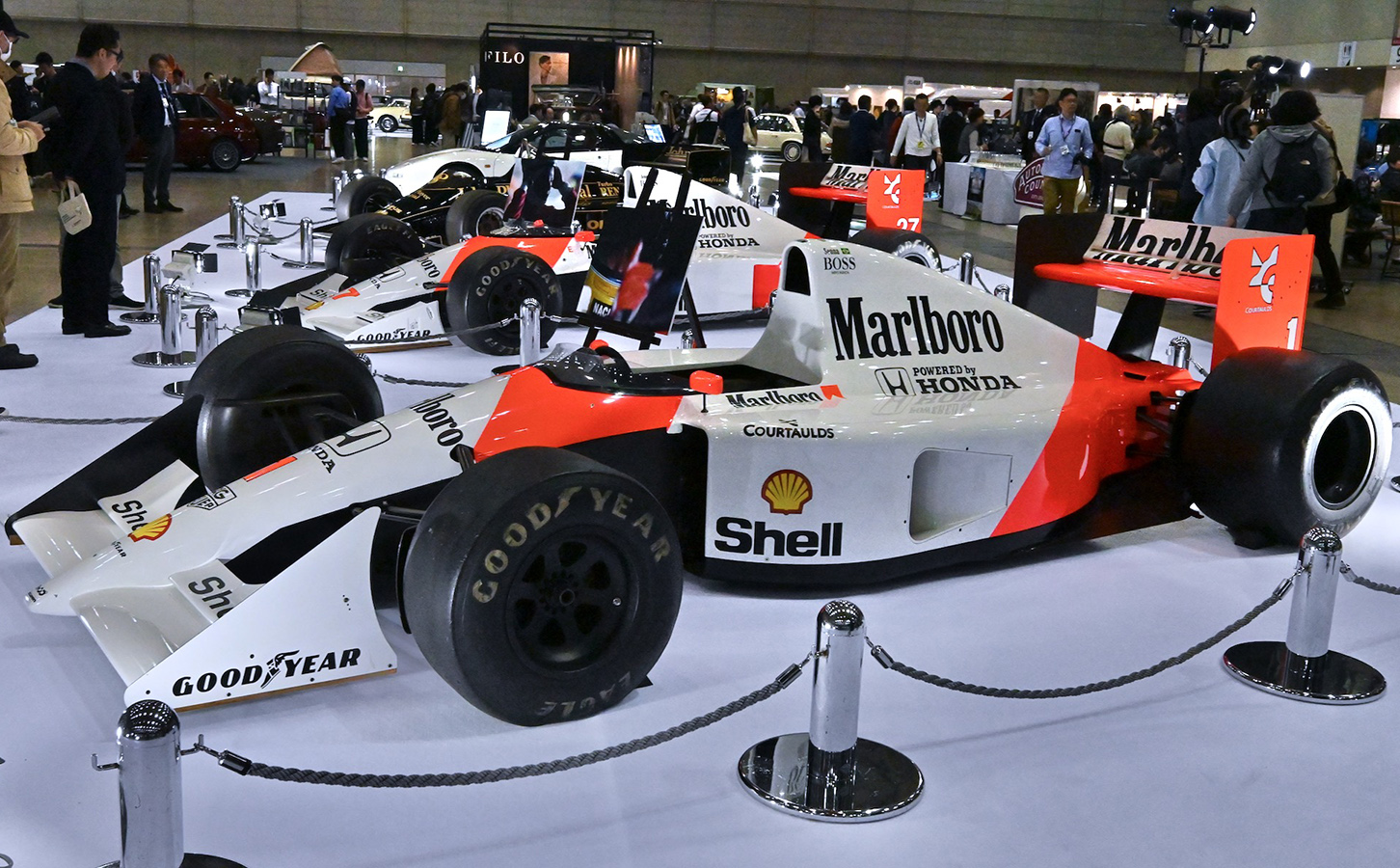 1991年のマールボロ マクラーレンホンダMP4/6。シート後方のエアインテーク部には、Sennaの名とブラジル国旗が描かれている。