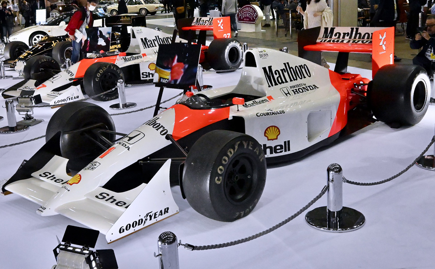 1991年のマールボロ マクラーレンホンダMP4/6。シート後方のエアインテーク部には、Sennaの名とブラジル国旗が描かれている。