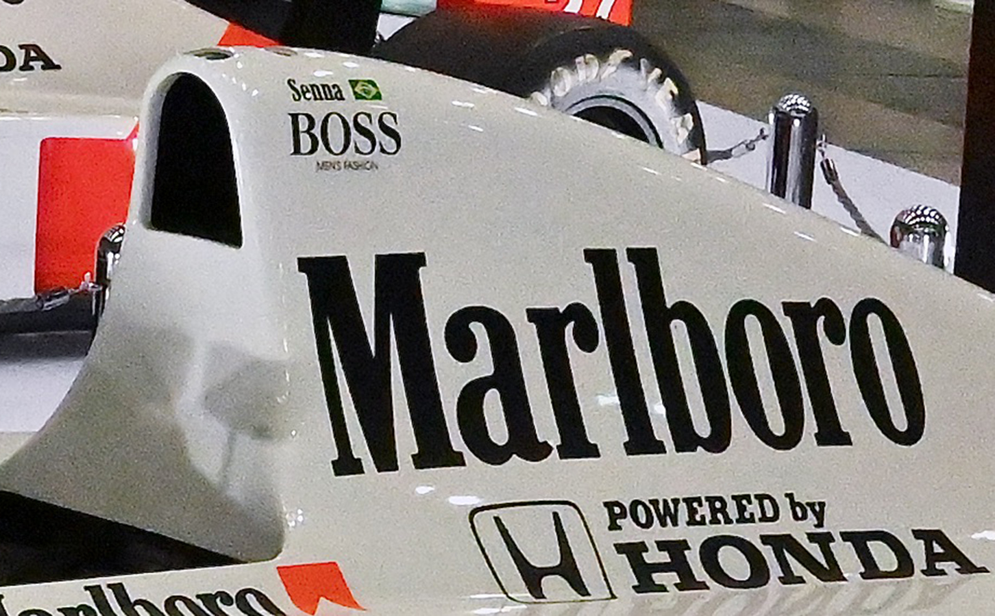 1991年のマールボロ マクラーレンホンダMP4/6。シート後方のエアインテーク部には、Sennaの名とブラジル国旗が描かれている。