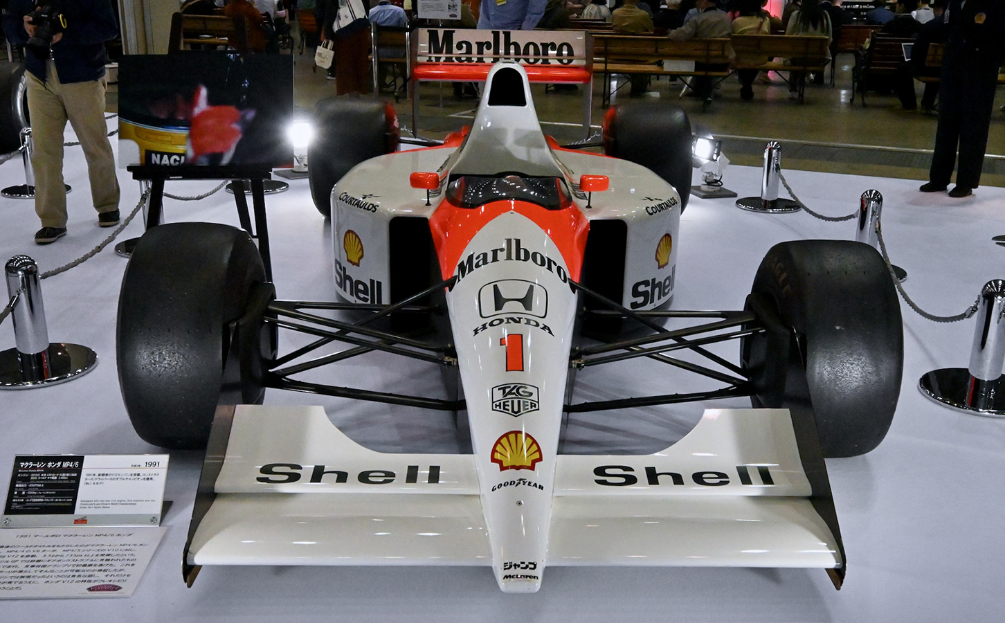 1991年のマールボロ マクラーレンホンダMP4/6。シート後方のエアインテーク部には、Sennaの名とブラジル国旗が描かれている。