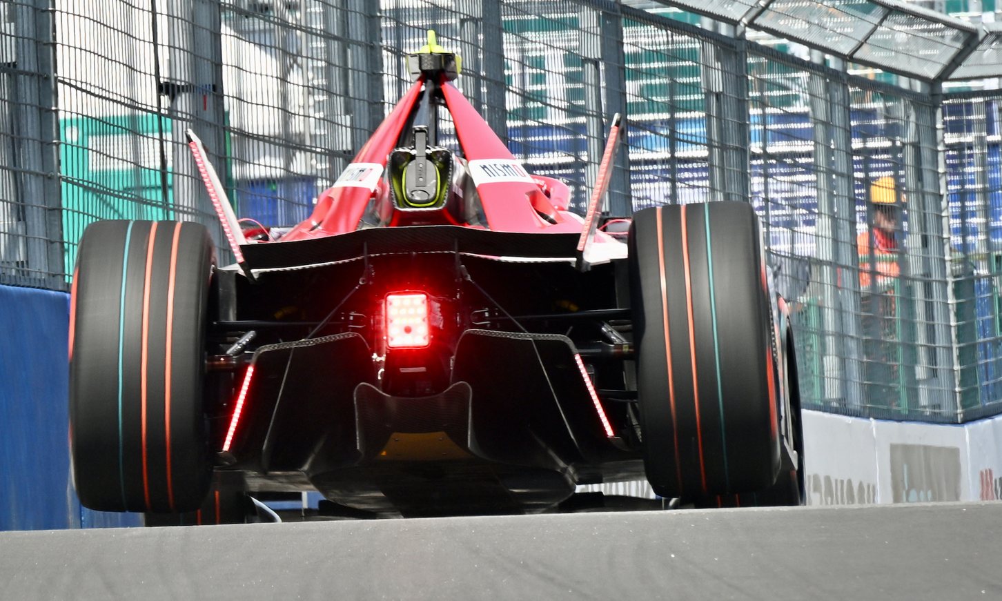 公道レースゆえコース内にはバンピーなポイントがある。各マシンはフロントやリアのタイヤを宙に浮かせながら、高速のまま通過して行った。