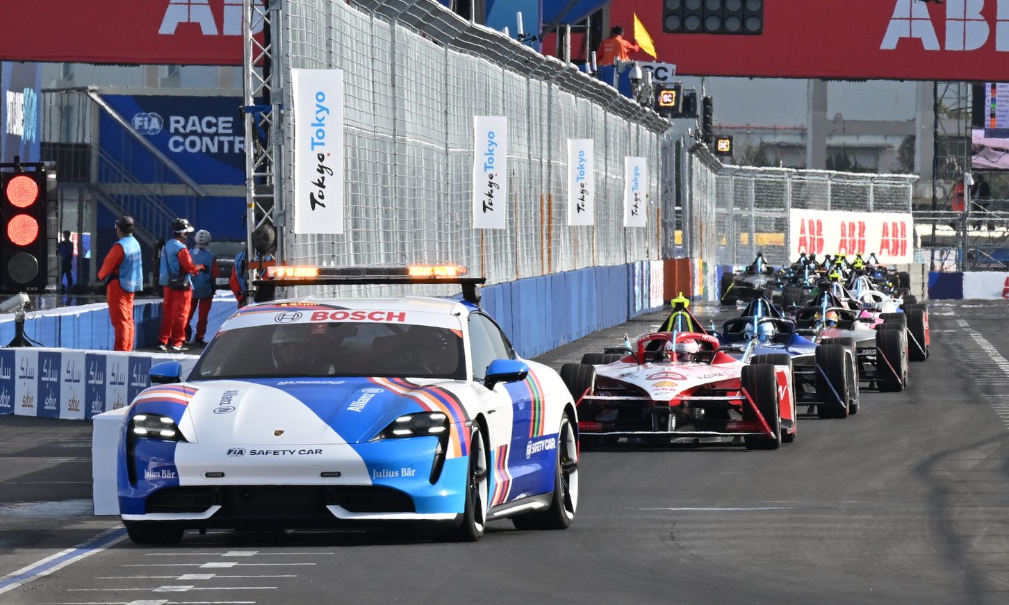 レース後半にセーフティカー（EVスポーツカーのポルシェ・タイカン）が導入された。