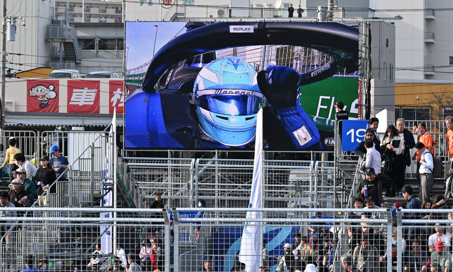 マセラティMSGレーシングのマキシミリアン・ギュンター選手が逆転して先頭に。そのままチェッカーフラッグとなった。会場の画面にはガッツポーズするギュンター選手の映像が映し出された。