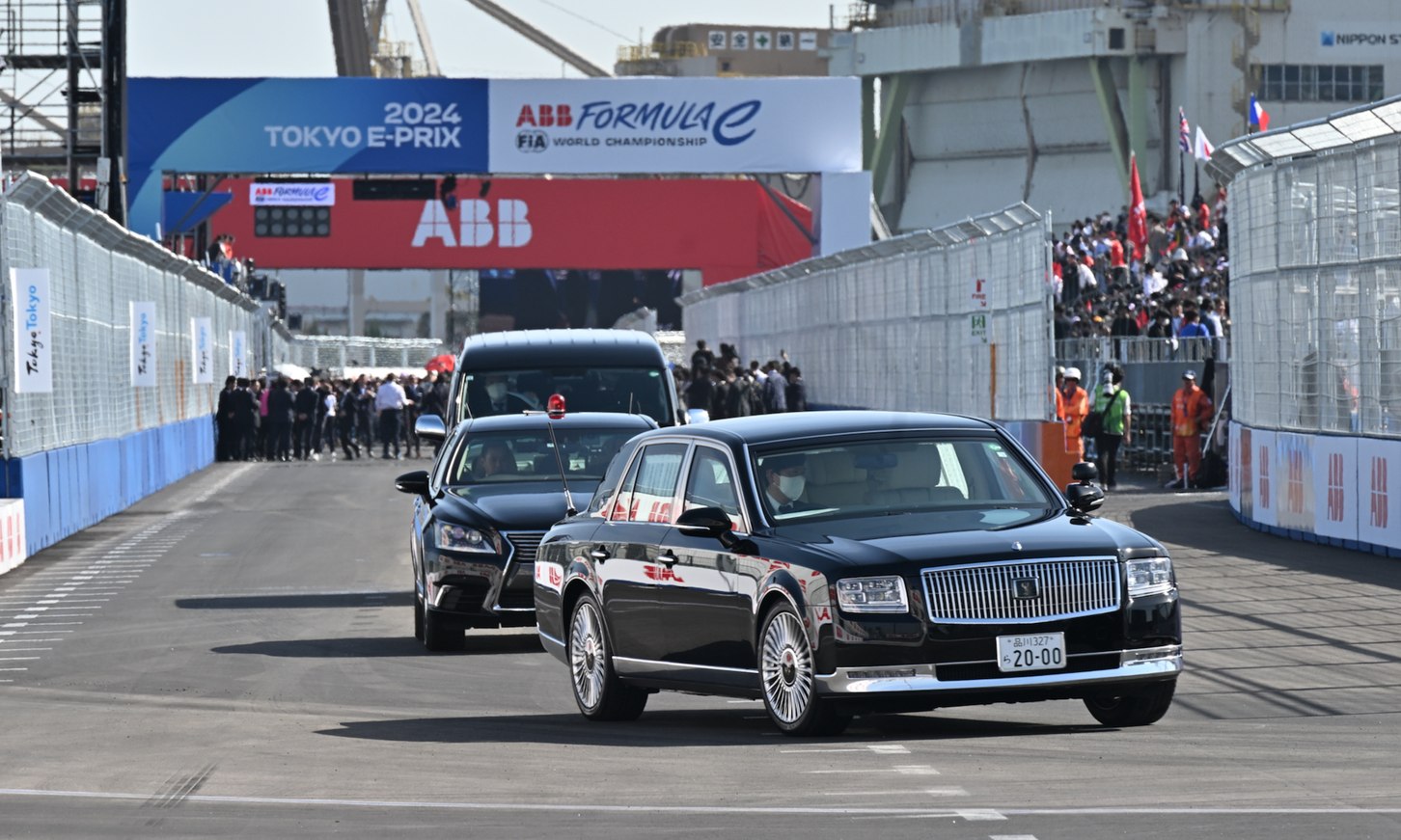 ホームストレッチを走る岸田首相の車列。