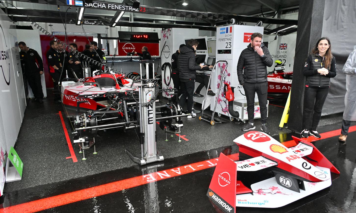 初日に公開された日産チームのピット。