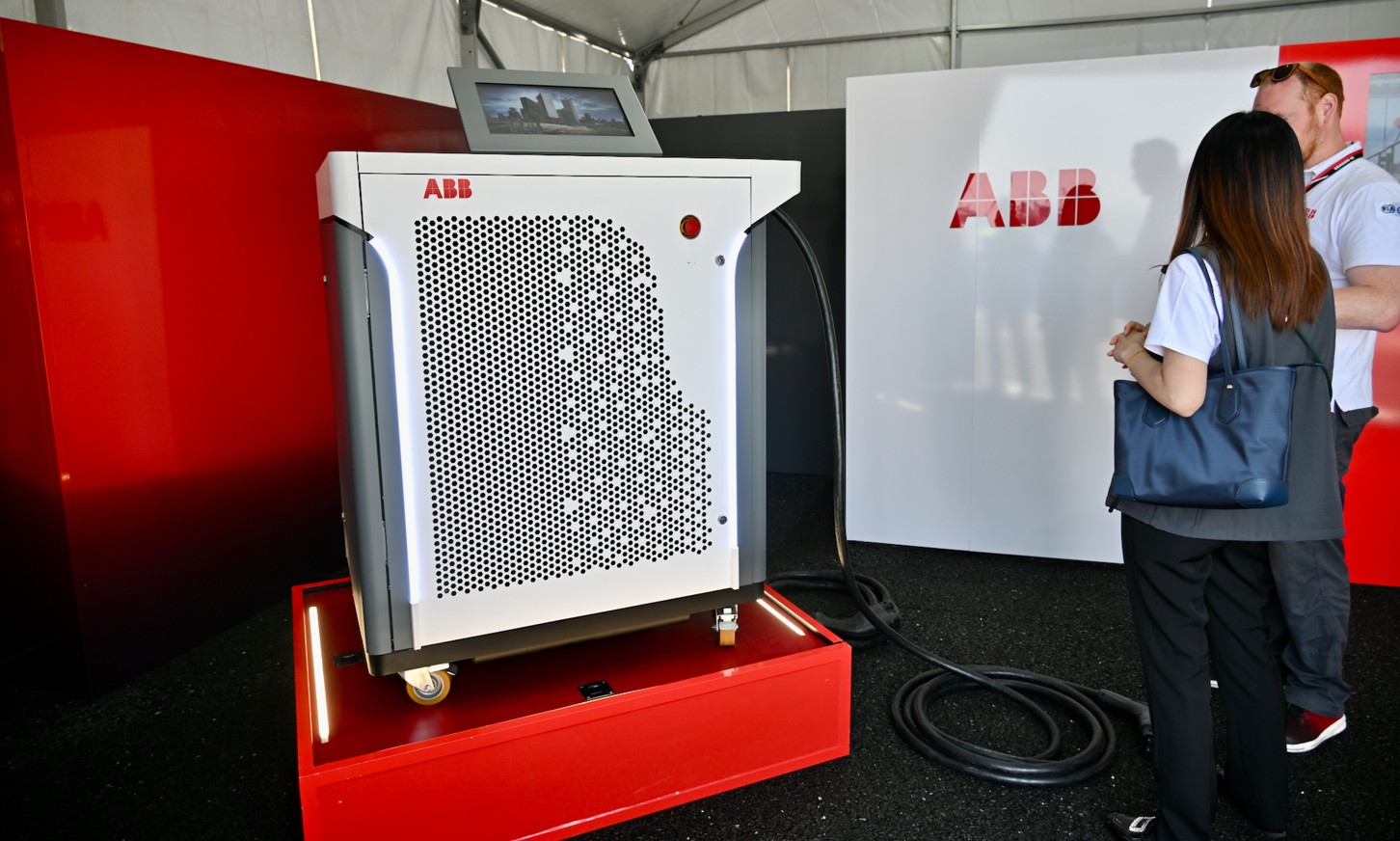 各チームが使用するABB社のチャージャー。80kWh×2で合計160kWhの出力を誇る。