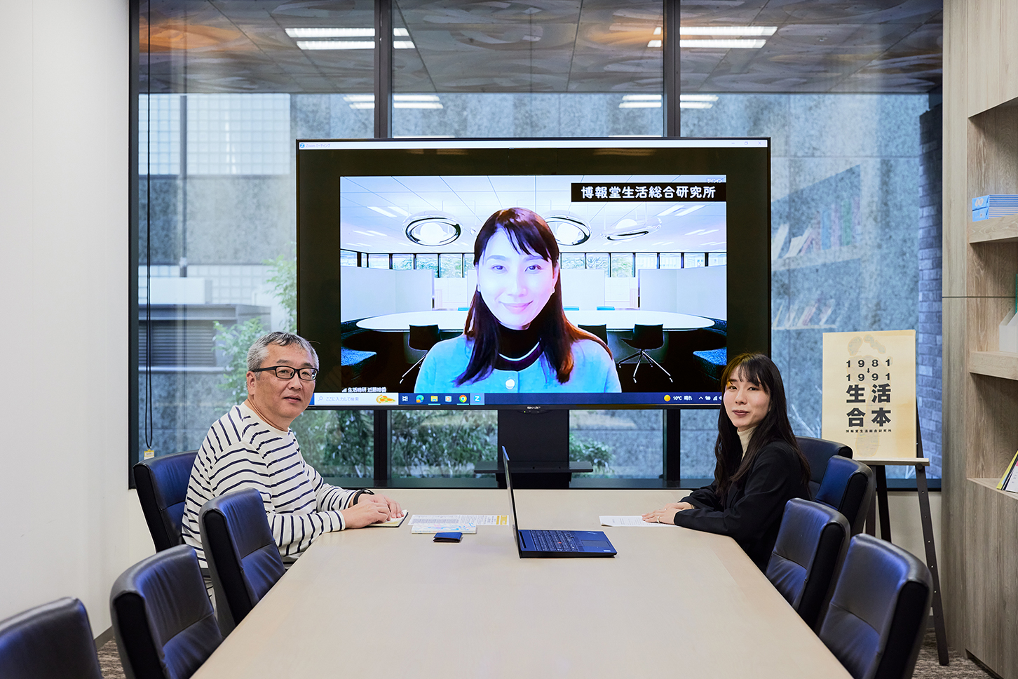 博報堂生活総研の近藤裕香さん（中央）、植村桃子さん（右）。クルマの話題に明るい渡辺敏史（左）がくわしく話を聞く。