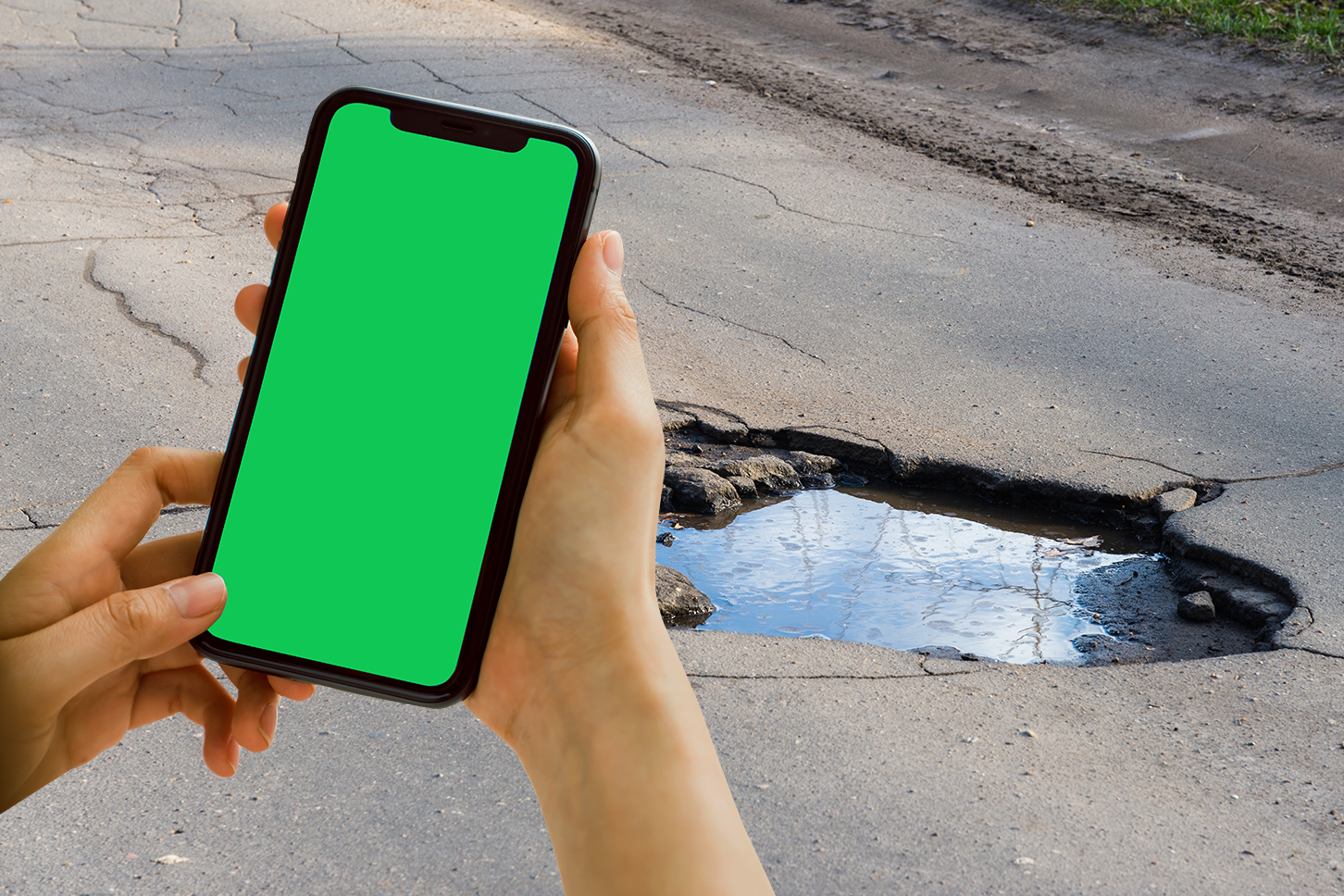 道路の異常を見つけたらLINEで通報できるようになった。（画像：(c) sitthiphong/Olga K. - stock.adobe.comを元に作成）