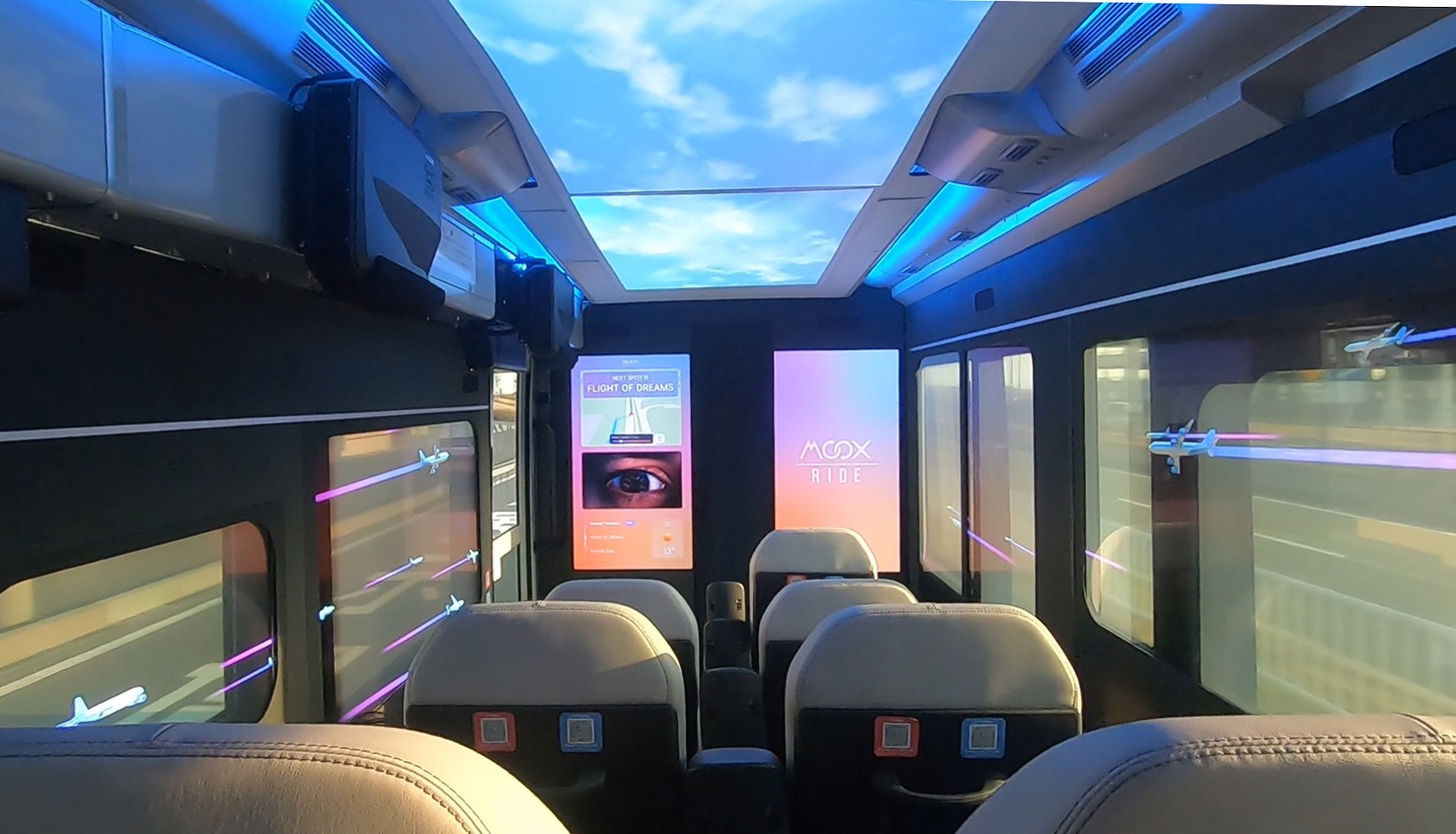 車窓に表示される航空機のARエフェクト。画像＝ABAL