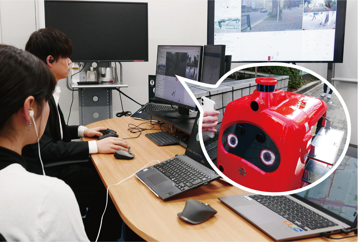 実際に遠隔で現場の自動走行ロボットをモニタリングしている様子。「ロボット管制」とは、航空交通管制という言葉にならい、NTT Comがそう呼んでいる。