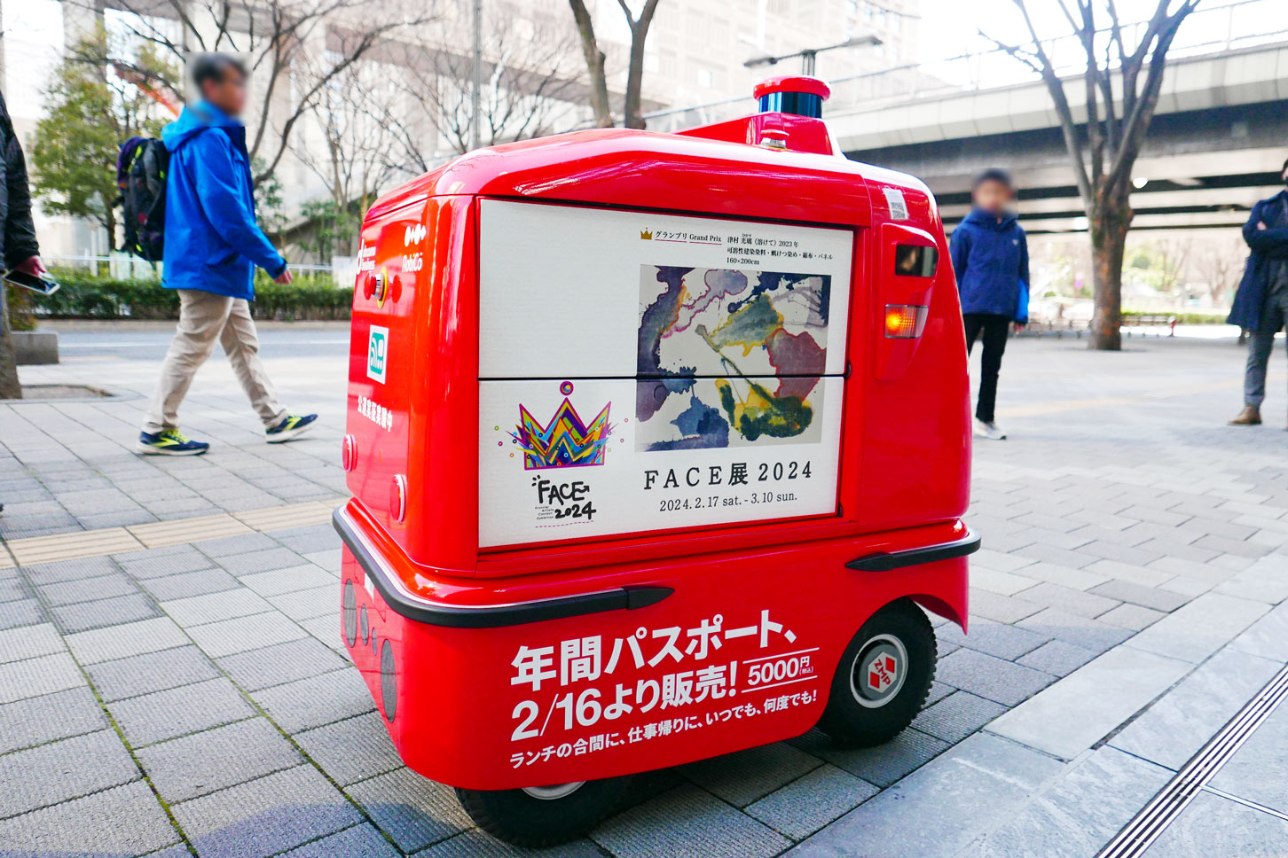 今回実証実験に採用されたデリロは、愛くるしい見た目のせいで、むしろ注目され過ぎているように感じた。しかし、ロボットデリバリーを周知するには印象値も重要であるため、難しい問題だ。