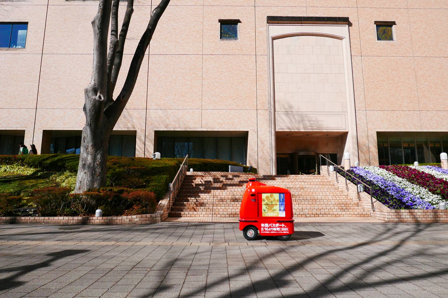 周囲に人がいると、「ロボットが走行しています！」や「こんにちは！」という音声を発し、自身の存在を周知させていた。