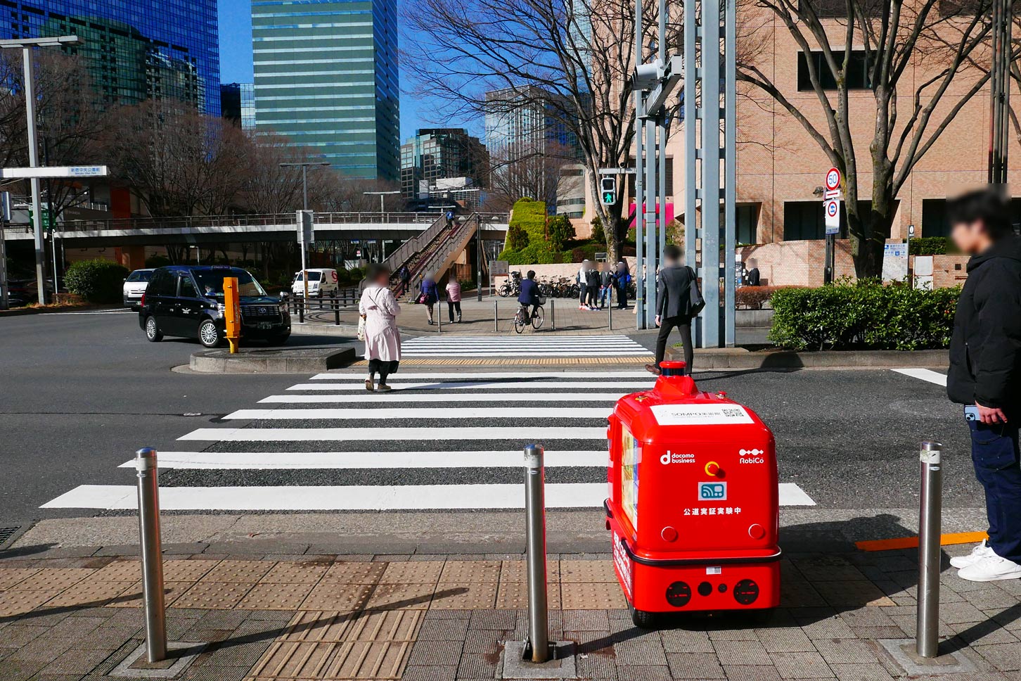 横断歩道を渡る直前のデリロ。青信号はカメラで識別している。