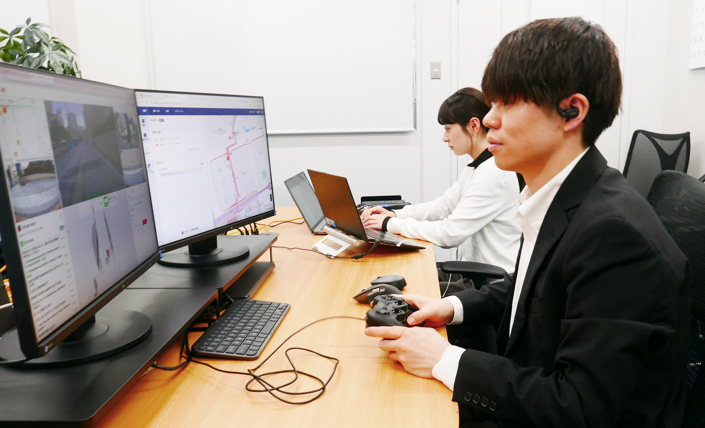 ロボット管制という仕事には、まずは人材、そしてネット回線や複数のモニターに、複数のロボットを管理するシステムが必要だということが分かった。