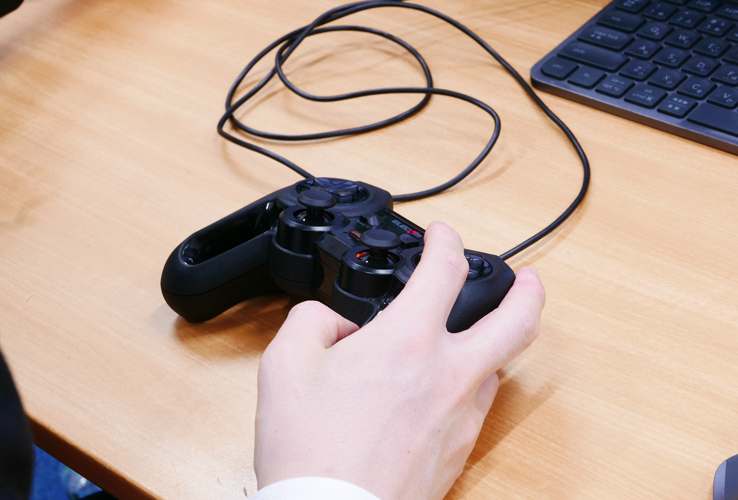 ゲーム用コントローラーでロボットを遠隔操作することもある。