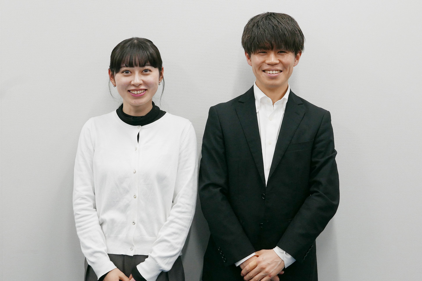 NTTコム エンジニアリングでロボット管制業務に取り組む佐々木さん(写真左)と成田さん(写真右)。