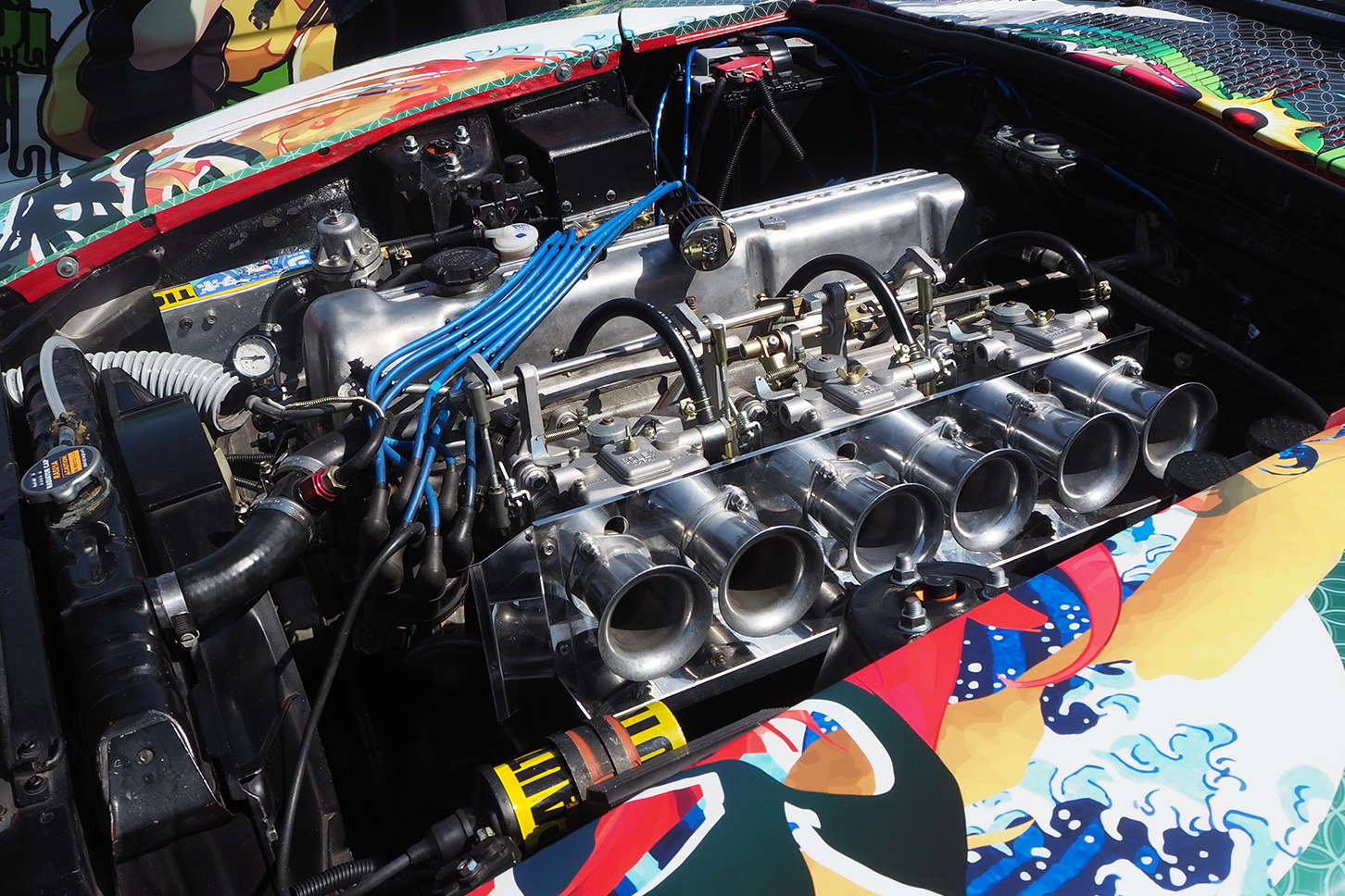 痛車になったダットサン280Zのボンネット内