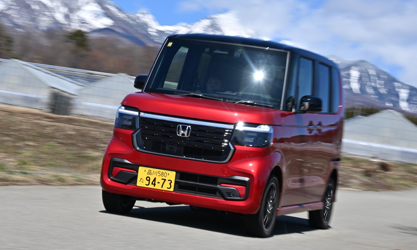 ホンダ N-BOX CUSTOM ターボ コーディネートスタイル 2トーン。カラーはプレミアムクリスタルレッドメタリック・パール&ブラック