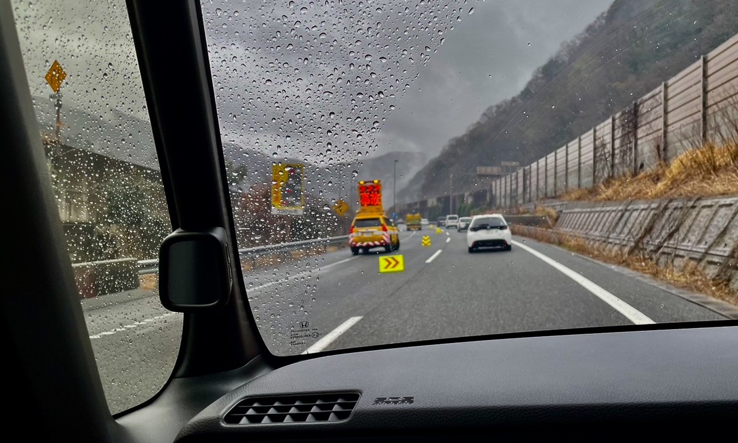 途中でスリップ事故が起きていたほど路面はウェット状態だった