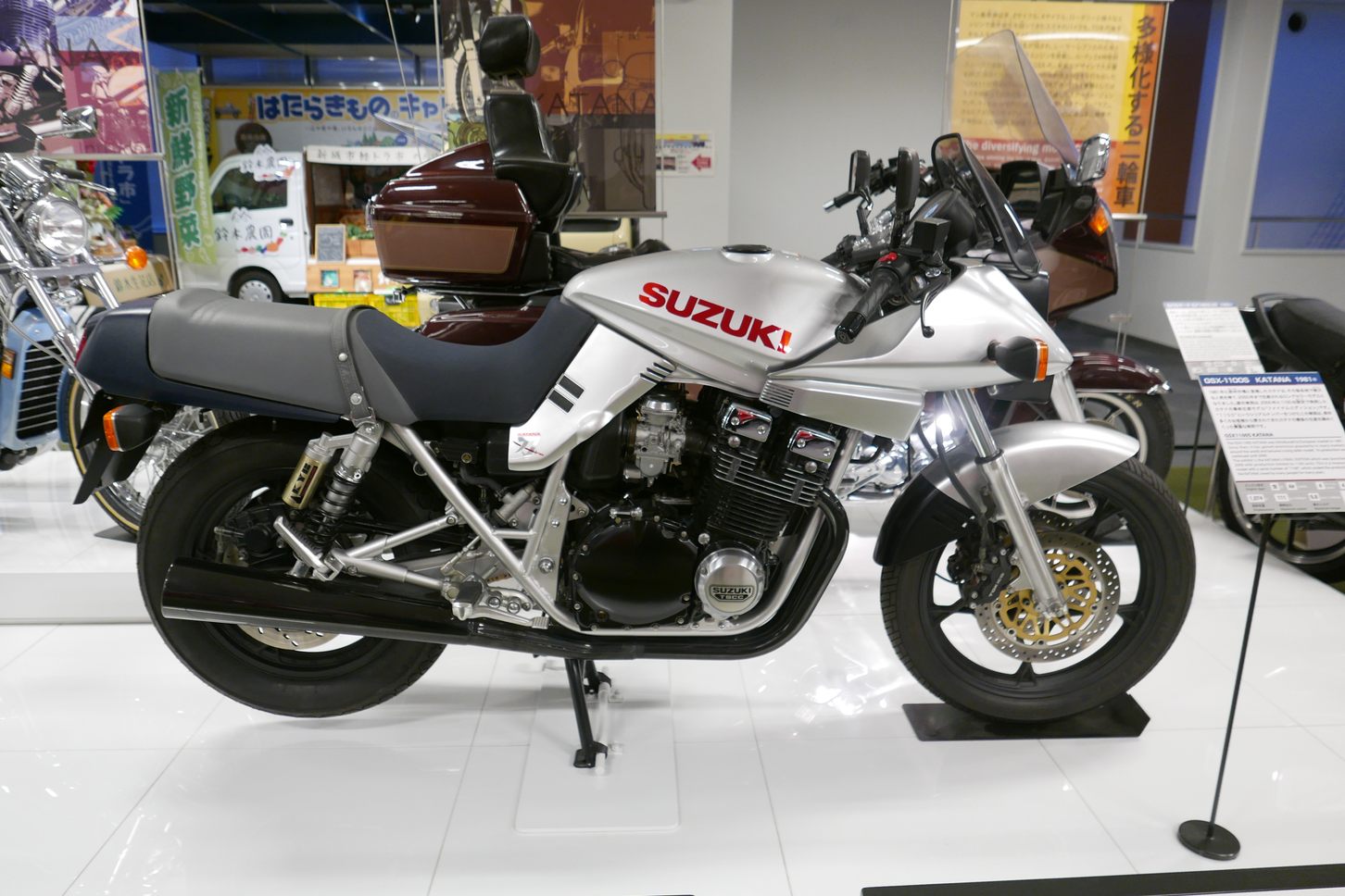 GSX1100S KATANA。最高出力95馬力/8500rpm、最大トルク8.6kgm/4000rpm、車重232kg。