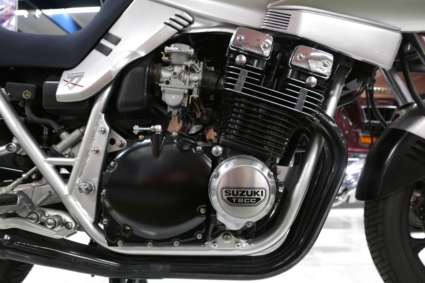 GSX1100S KATANA。最高出力95馬力／8500rpm、最大トルク8.6kgm／4000rpm、車重232kg。