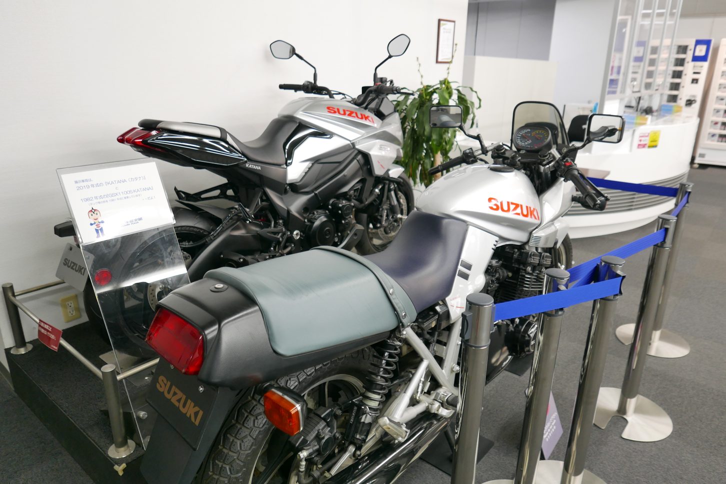 スズキ歴史館の1階エントランスには、新旧KATANAが展示されている。