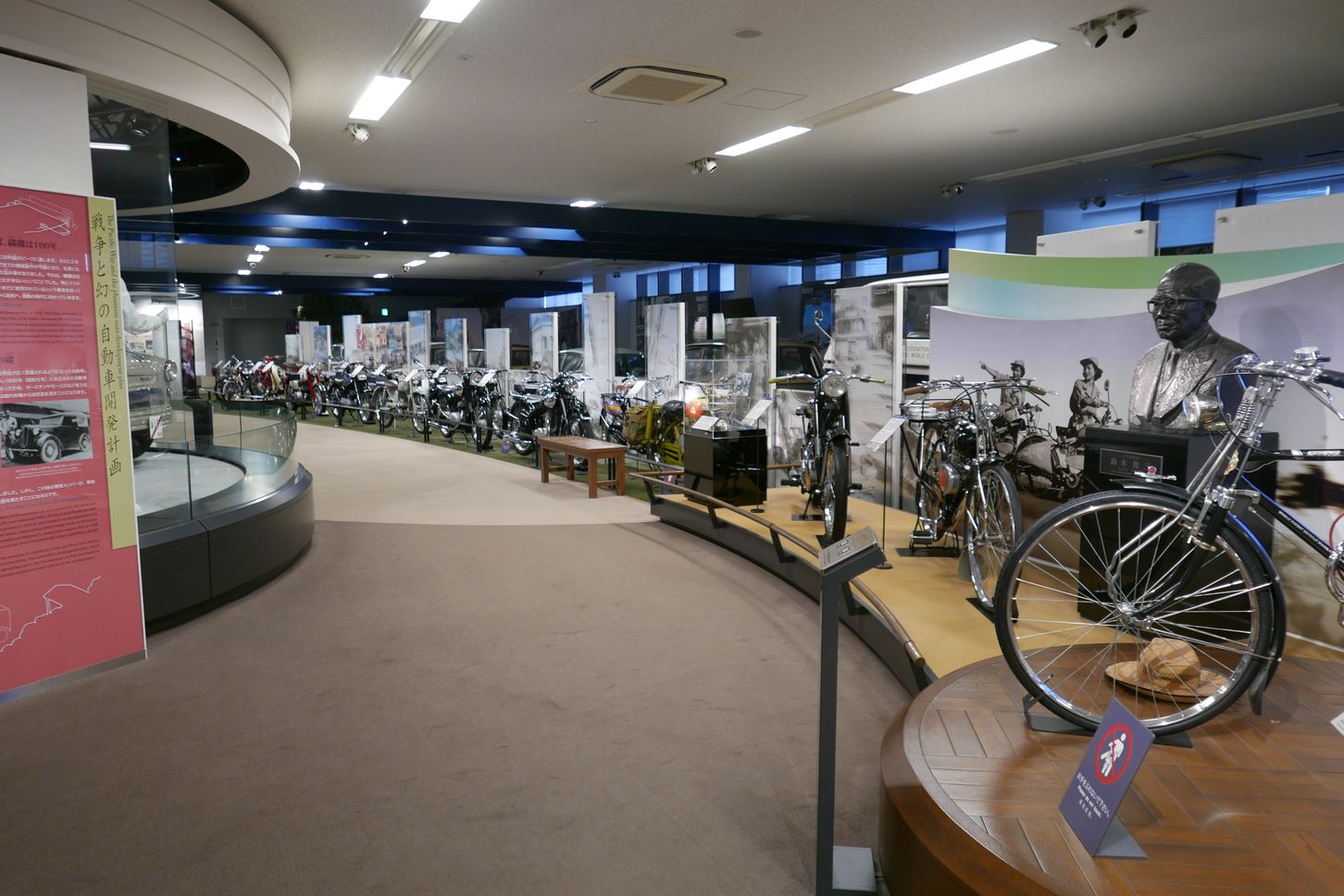 スズキ歴史館3Fのバイク＆クルマ展示スペース