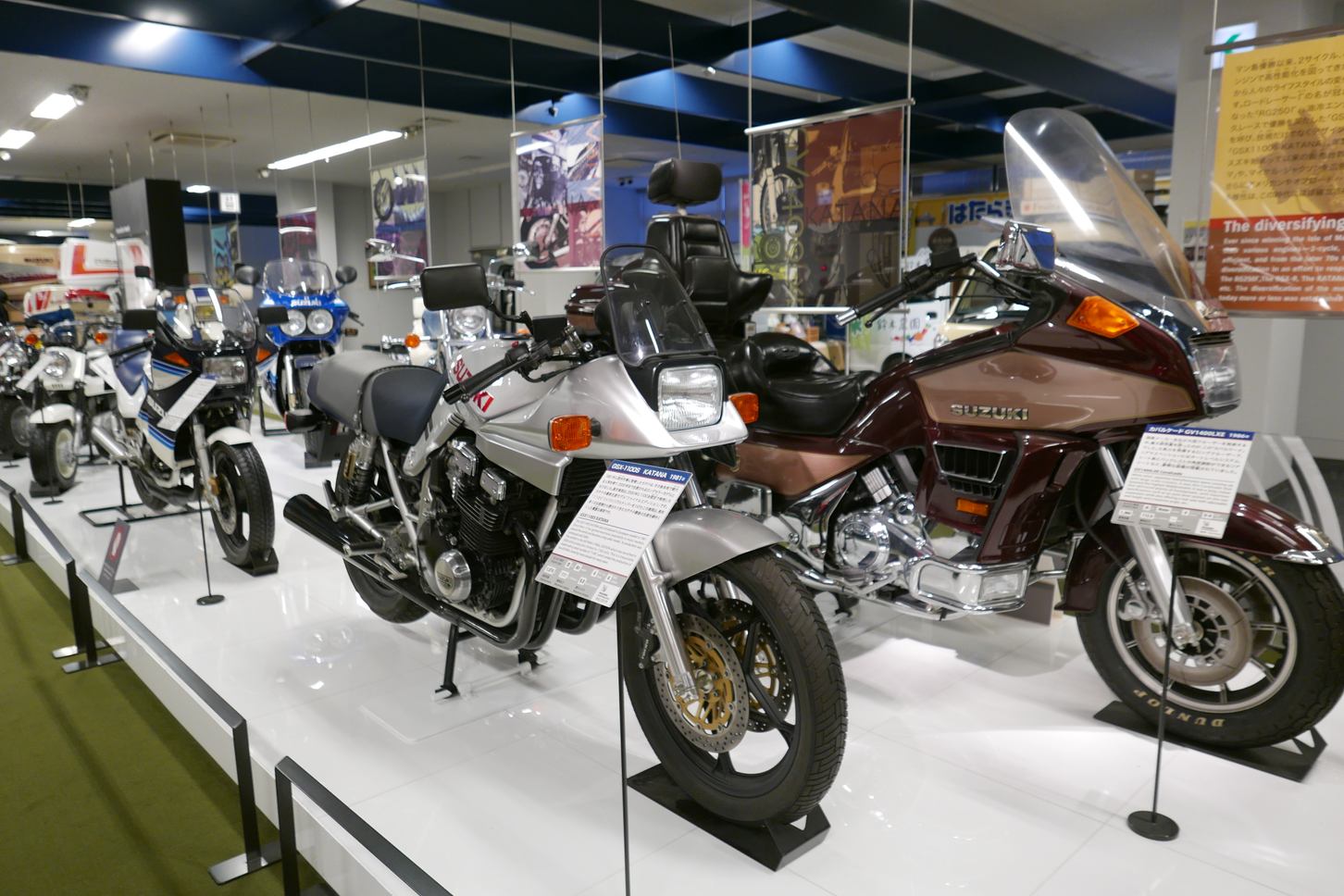 スズキ歴史館3Fのバイク＆クルマ展示スペース