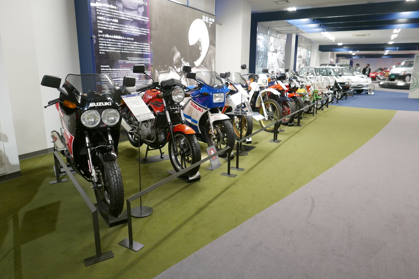 スズキ歴史館3Fのバイク＆クルマ展示スペース