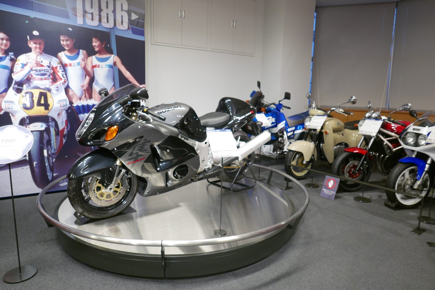 スズキ歴史館3Fのバイク＆クルマ展示スペース