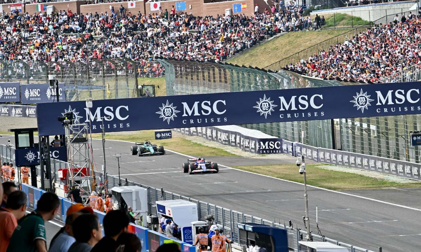 角田裕穀のPBホンダRBP。グランドスタンド前を通過するだけで、10万人の大観衆が沸く。