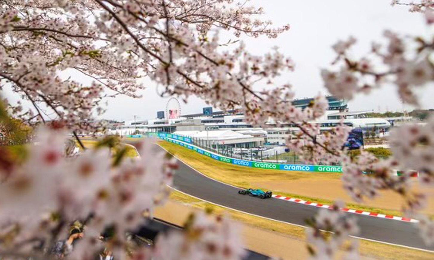 満開の桜の下で行われたレース。写真提供＝Aston Martin