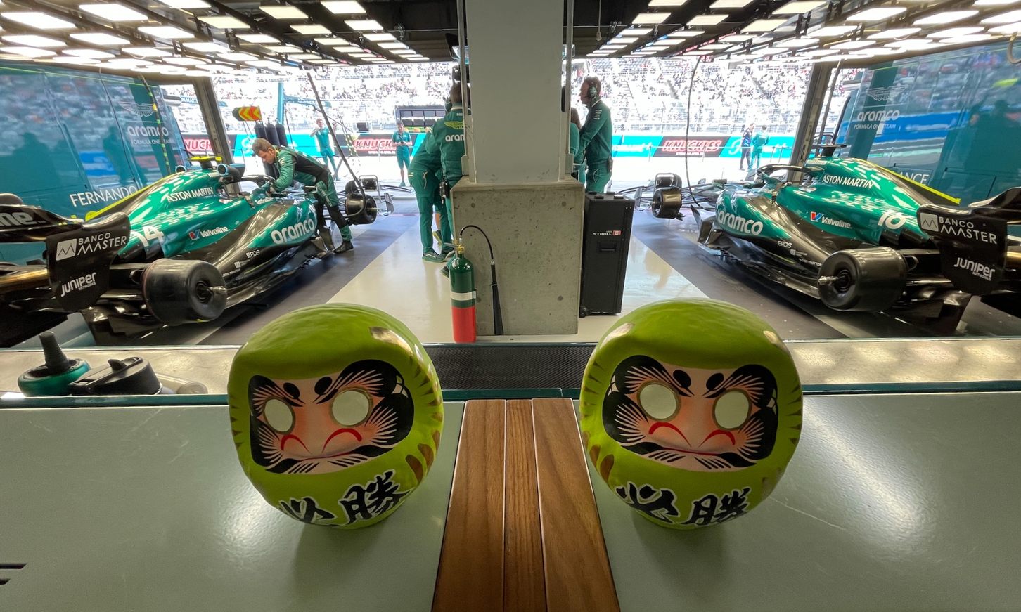 アストンマーティンのピットガレージ内の様子。