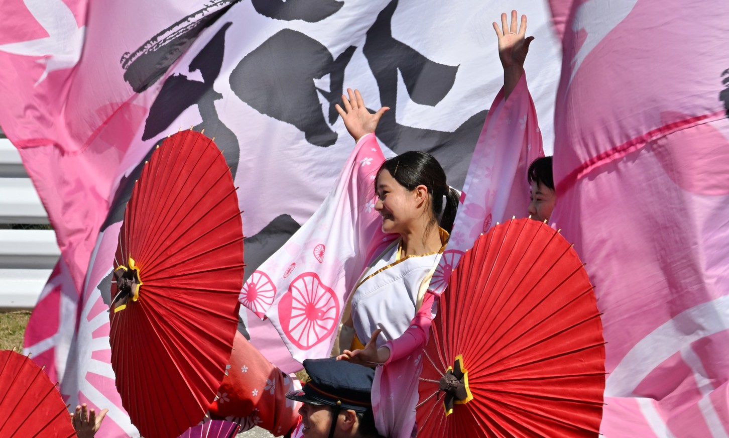 華やかな開会式と国歌斉唱。