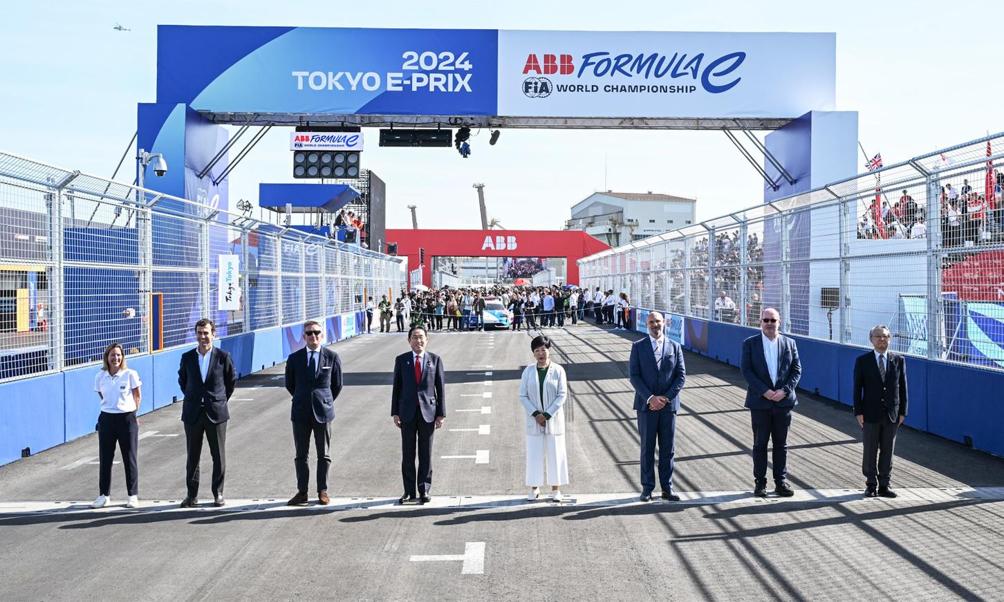 東京で開催されたフォーミュラe「東京E-Prix」大会。公道を使用したレースのため、すぐ近くに高層マンション群が見える。開会式には小池百合子東京都知事だけでなく、岸田文雄首相もサプライズで登場した。写真提供＝フォーミュラE