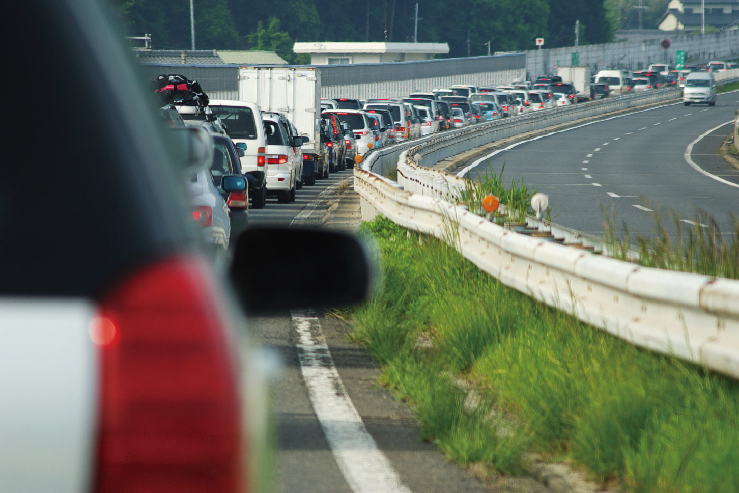 高速道路の渋滞イメージ。(c)HAL – stock.adobe.com