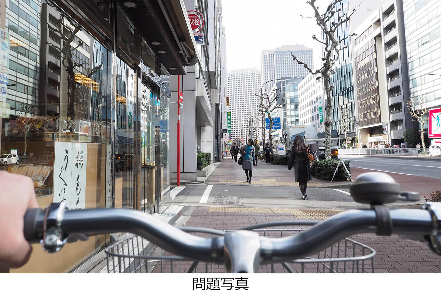 自転車が通行できる歩道を走っており、路地を横切るところです。