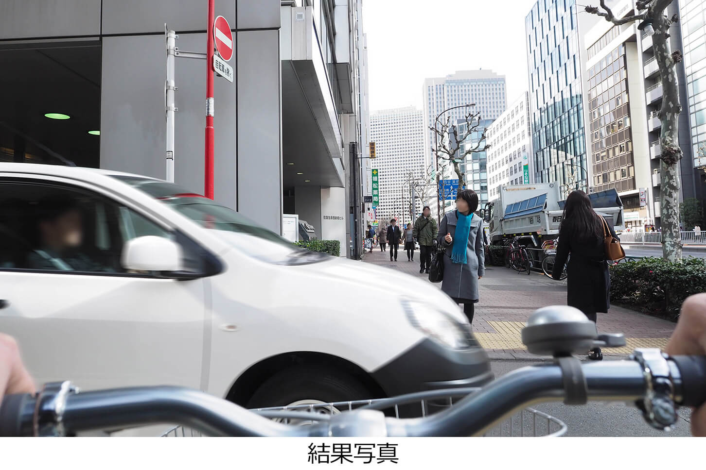 路地から急に車が出てきて衝突しそうになりました。