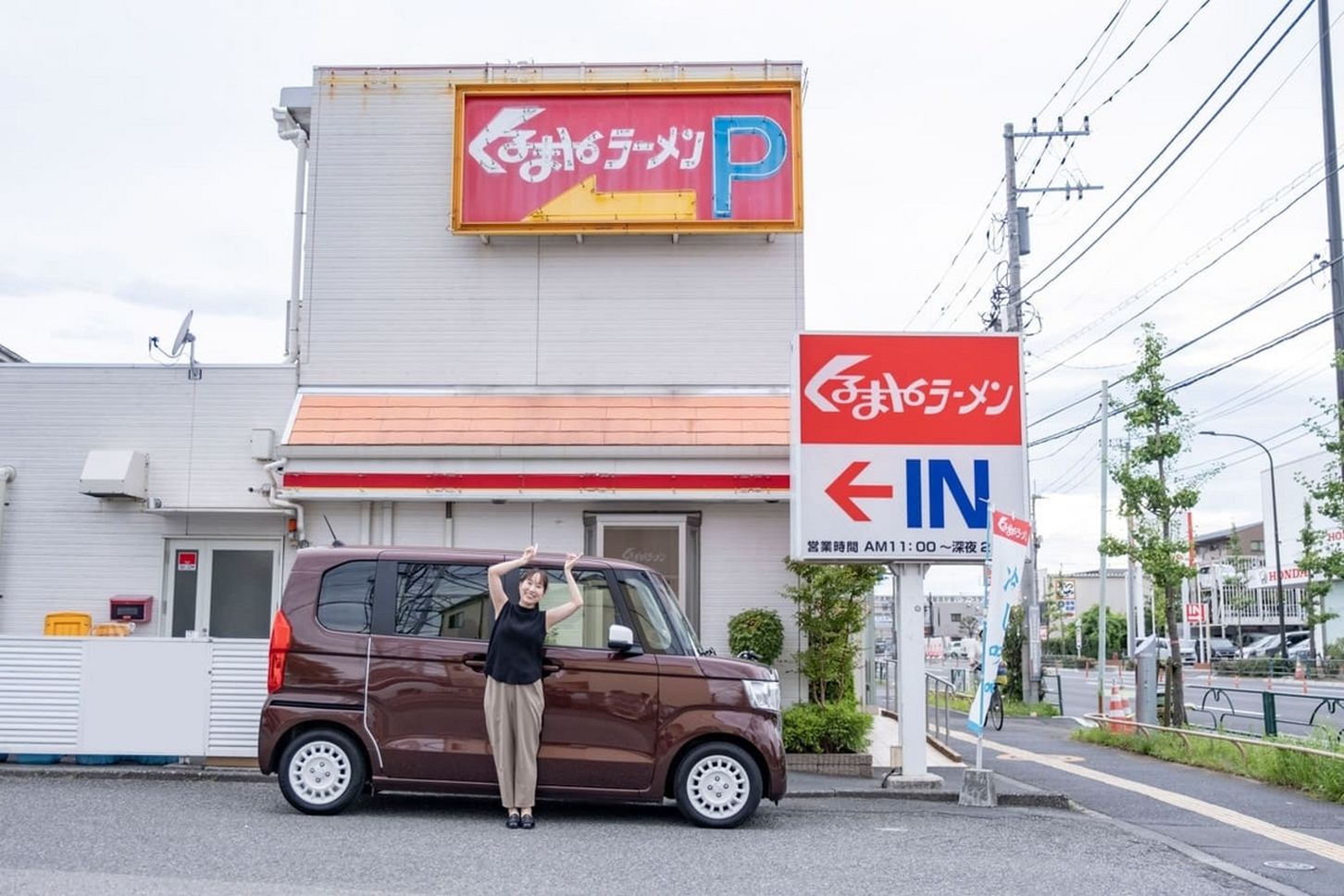 レトロなロゴと、この旅を一緒に回ってくれたN-BOXくんとパチリ。小回りの利くN-BOXは、あちこちをめぐるグルメ旅にぴったりでした!