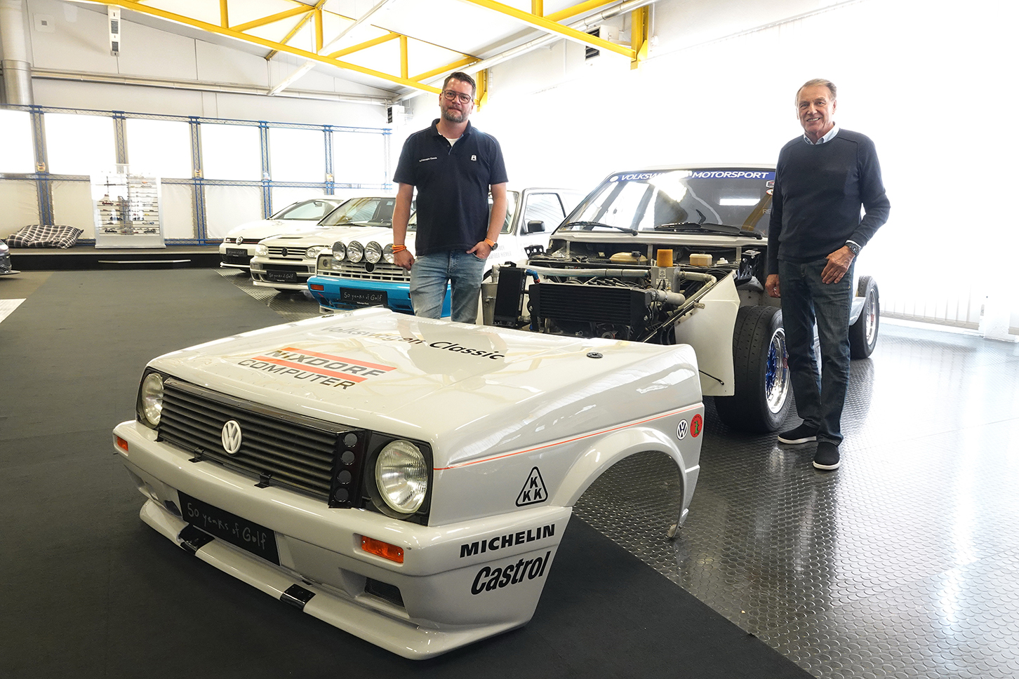 パイクスピークの競技車両とともに、クライント氏(右)と、VWクラシックのミシャエル・ウインクラー氏